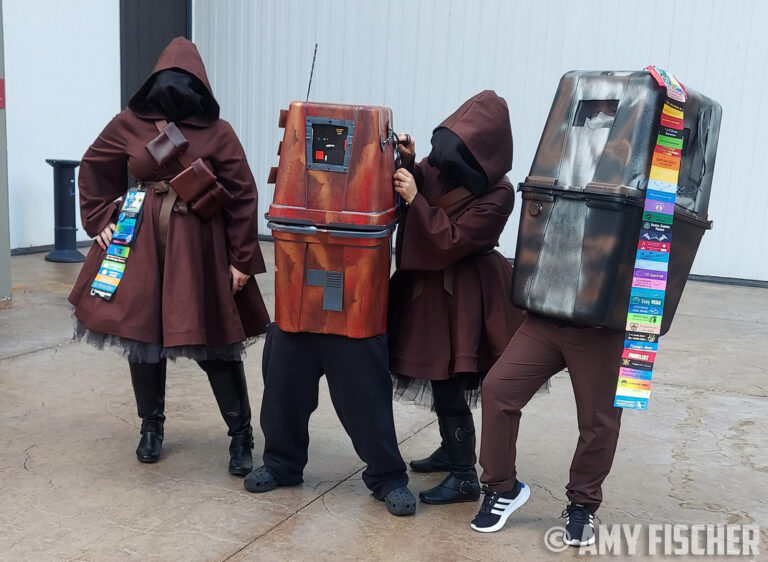 Fem jawas with poofy skirts pose with some Goncs at CONvergence