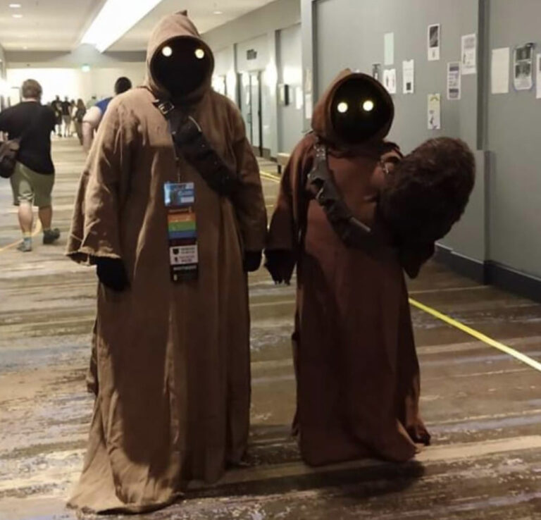 Two jawas pose for a photo at CONvergence